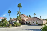 La Fuente Inn & Suites