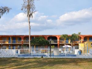 Howard Johnson by Wyndham Lake Front Park Kissimmee