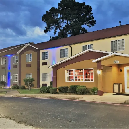 HomeTown Inn & Suites