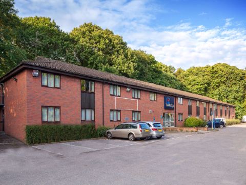 แทรเวลลอดจ์ เมดเวย์ M2