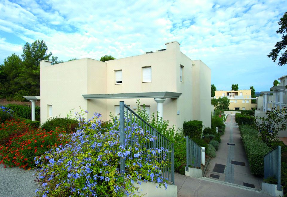 Zenitude Hôtel-Résidences Toulon Six Fours-Toulon Updated 2023 Room  Price-Reviews & Deals | Trip.com