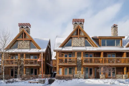 The Hidden Ridge Resort Отели рядом с достопримечательностью «Banff Registry»