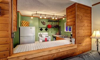 Huckleberry Hideout - One Bedroom Cabin with Hot Tub