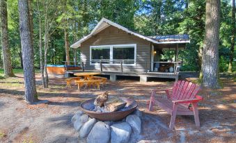 Wild Sky Escape - One Bedroom Cabin with Hot Tub