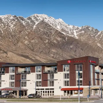 Ramada Suites by Wyndham Queenstown Remarkables Park Отели рядом с достопримечательностью «Пивоварня Altitude Brewing»