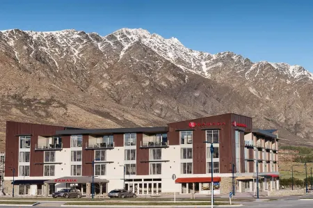 Ramada Suites by Wyndham Queenstown Remarkables Park Отели рядом с достопримечательностью «Lake Hayes Walkway»