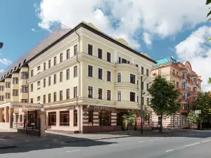 Raymond Hotel