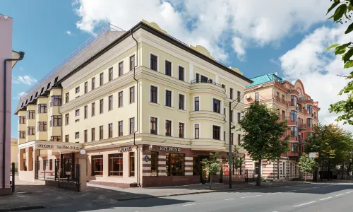 Raymond Hotel