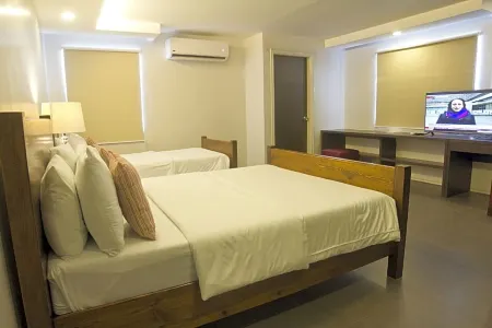 Nichols Airport Hotel Отели рядом с достопримечательностью «Нешнел Шрайн оф Ауэр Мотер оф Перпечуал Хелп»