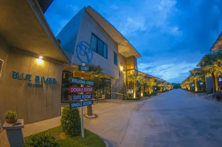 Blue River Resort Отели рядом с достопримечательностью «Textile Museum Naresuan University»