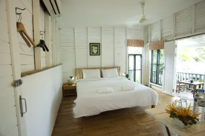 Sunshine Inn Resort Khaolak Отели в г. 