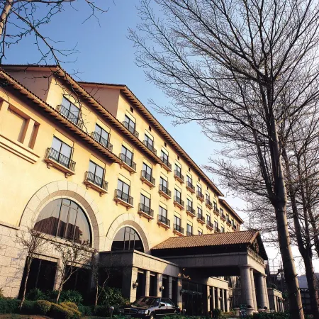 Lakeshore Hotel