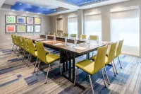 Holiday Inn Express & Suites CHICAGO-MIDWAY AIRPORT by IHG