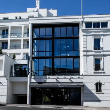 Hotel Atrium by Happyculture