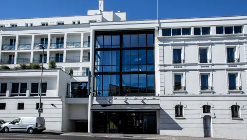 Hotel Atrium by Happyculture