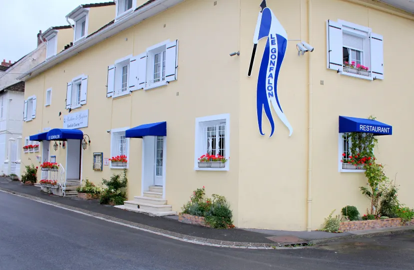 Logis - Hôtel & Restaurant le Gonfalon