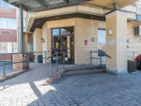 Ramada Plaza by Wyndham Montreal Отели рядом с достопримечательностью «Политехническая школа в Монреале»