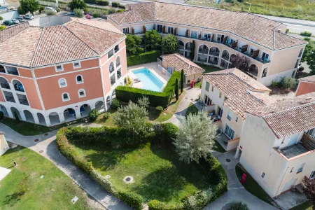 Garden & City Aix En Provence - Rousset Отели в г. Фюво