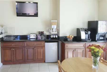 Fairview Inn & Suites Отели рядом с достопримечательностью «Парк Футхилл Риджинал»