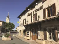 Logis Hôtel Tante Yvonne & Son Restaurant Semi-Gastronomique - Lyon Nord Hotels in Monthieux