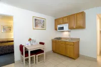 Americas Best Value Inn & Suites-Groves/Port Arthur - Parking