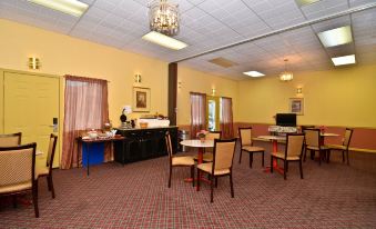 Econo Lodge Inn & Suites