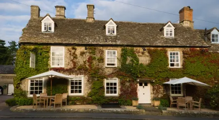 The New Inn Motel Отели рядом с достопримечательностью «Captain Cook Schoolroom Museum»