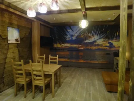 Loghouse (Логхаус) Отели рядом с достопримечательностью «Восковые фигуры и архивы кунсткамеры»