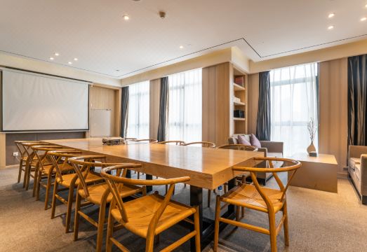 The Puhua Hotel (Zhengzhou High-speed Railway Station) Hotel Overview