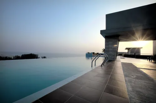 Neeshorgo Hotel & Resort - parkir