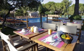 Hotel Spa Cassis – Heated Pool & Parking