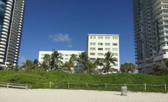 Ocean Front Casablanca Studios with Full Kitchens & Beach Access by BL Rentals