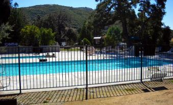 Oakzanita Springs Camping Resort Cottage 4