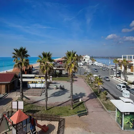 Golden Beach Guest House & Rooftop Bar