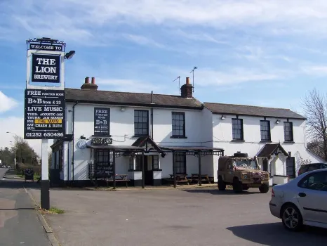 The Lion Brewery Hotels near The Cricketers， Badshot Lea