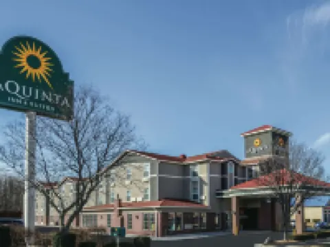 La Quinta Inn & Suites by Wyndham Kansas City Airport Hotels in Kansas City