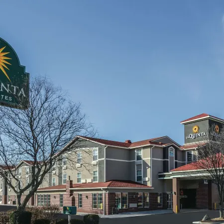 La Quinta Inn & Suites by Wyndham Kansas City Airport