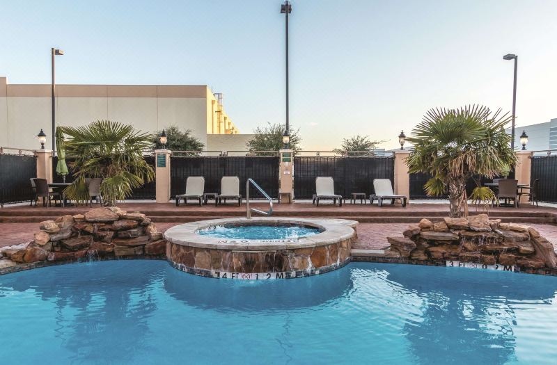 La Quinta Inn & Suites by Wyndham Dallas Grand Prairie South photo 5