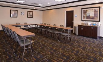 Holiday Inn Express & Suites Fairmont