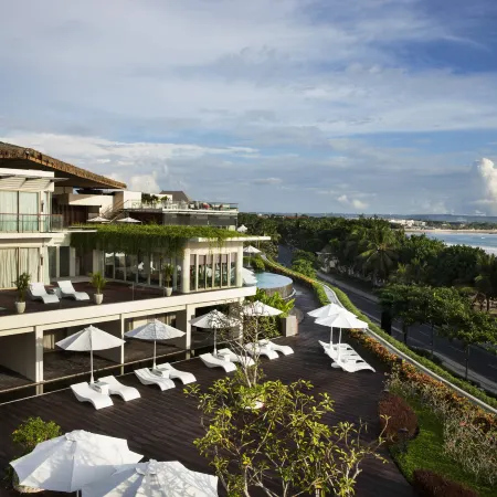 Sheraton Bali Kuta Resort Отели рядом с достопримечательностью «Пляж Кута»