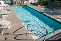 Vancouver Airport Marriott Hotel - Rooftop Pools