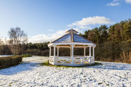 Holiday Inn Newcastle - Gosforth Park Отели рядом с достопримечательностью «Azure Garden Centre & Cafe»