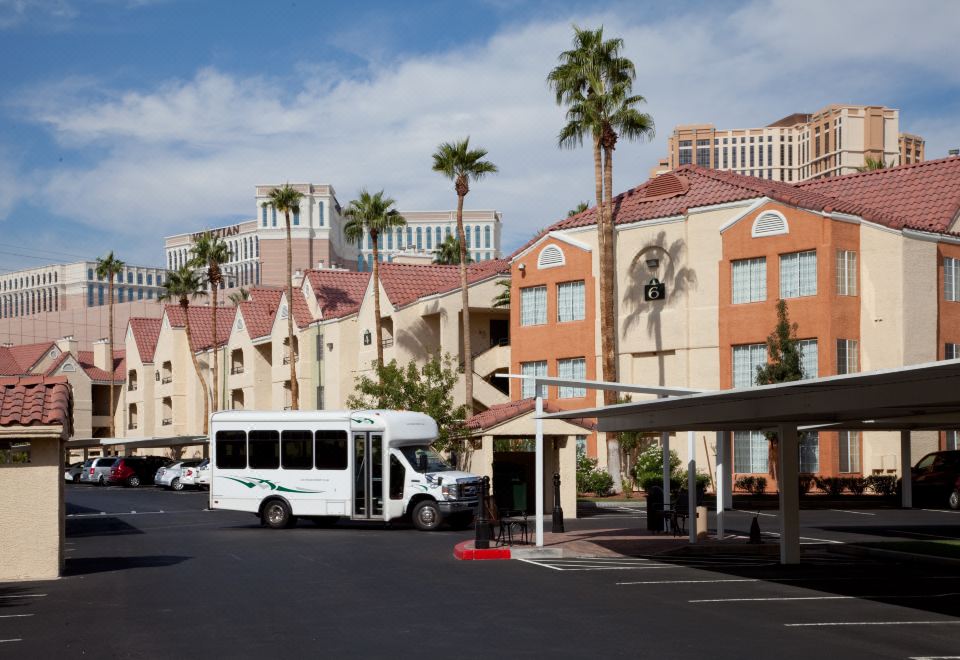 Holiday Inn Club Vacations at Desert Club Resort, an IHG Hotel, xem đánh  giá và giá phòng 