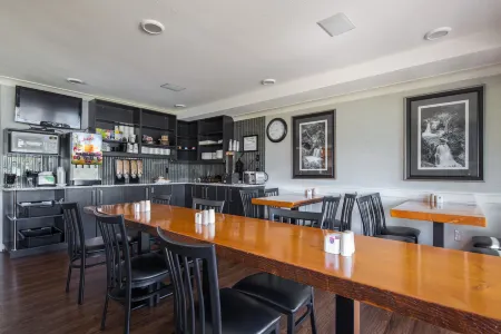 Inn on Long Lake Отели в г. Нанаймо