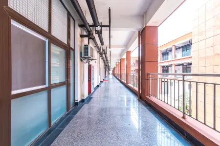 Hairong Business Hotel Отели рядом с достопримечательностью «Dafenggang Ocean World»