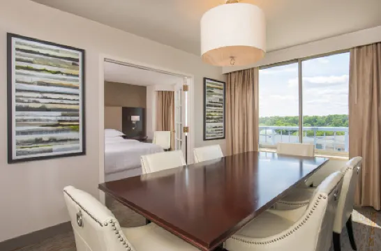 芝加哥埃爾克格羅夫喜來登套房酒店