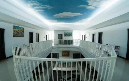 Aby Hotel Lumajang Отели рядом с достопримечательностью «Masjid Al-Itqon»