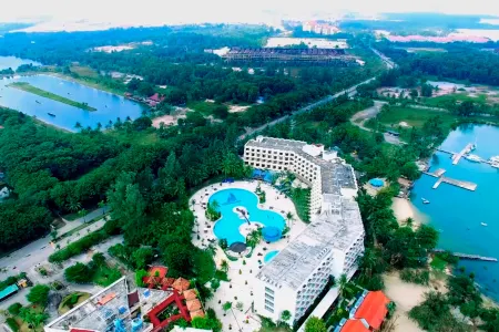 Harris Resort Waterfront Batam Отели рядом с достопримечательностью «Sekupang Ferry Terminal»