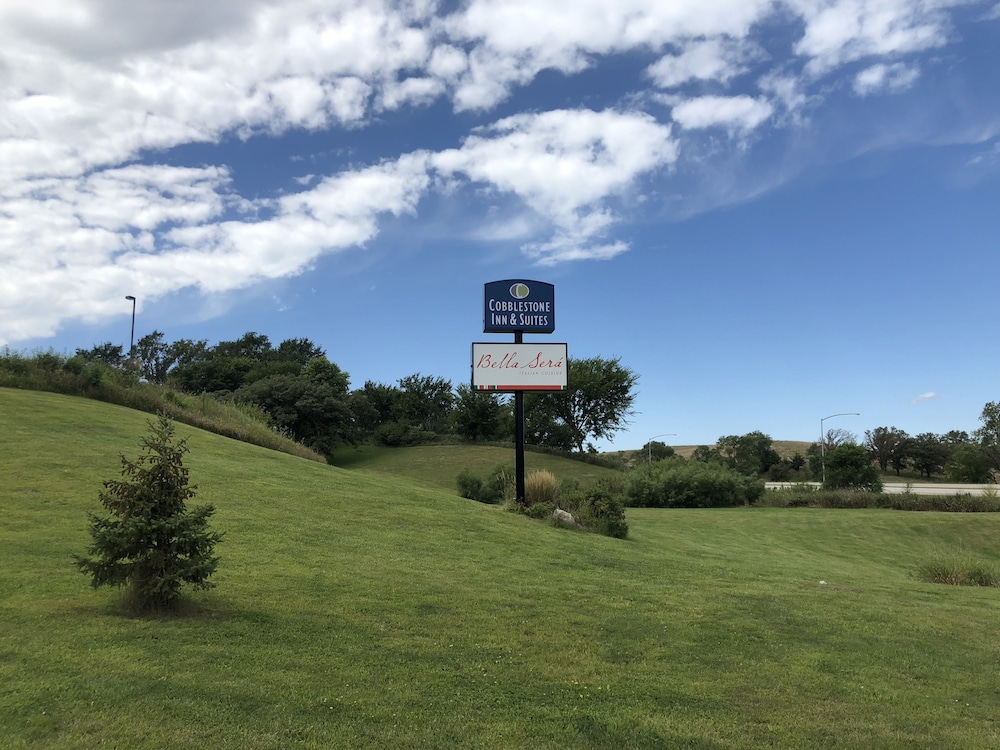 Cobblestone Inn & Suites - Denison - Oak Ridge