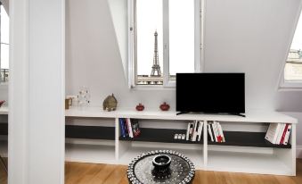 Pick A Flat's Eiffel View Studio